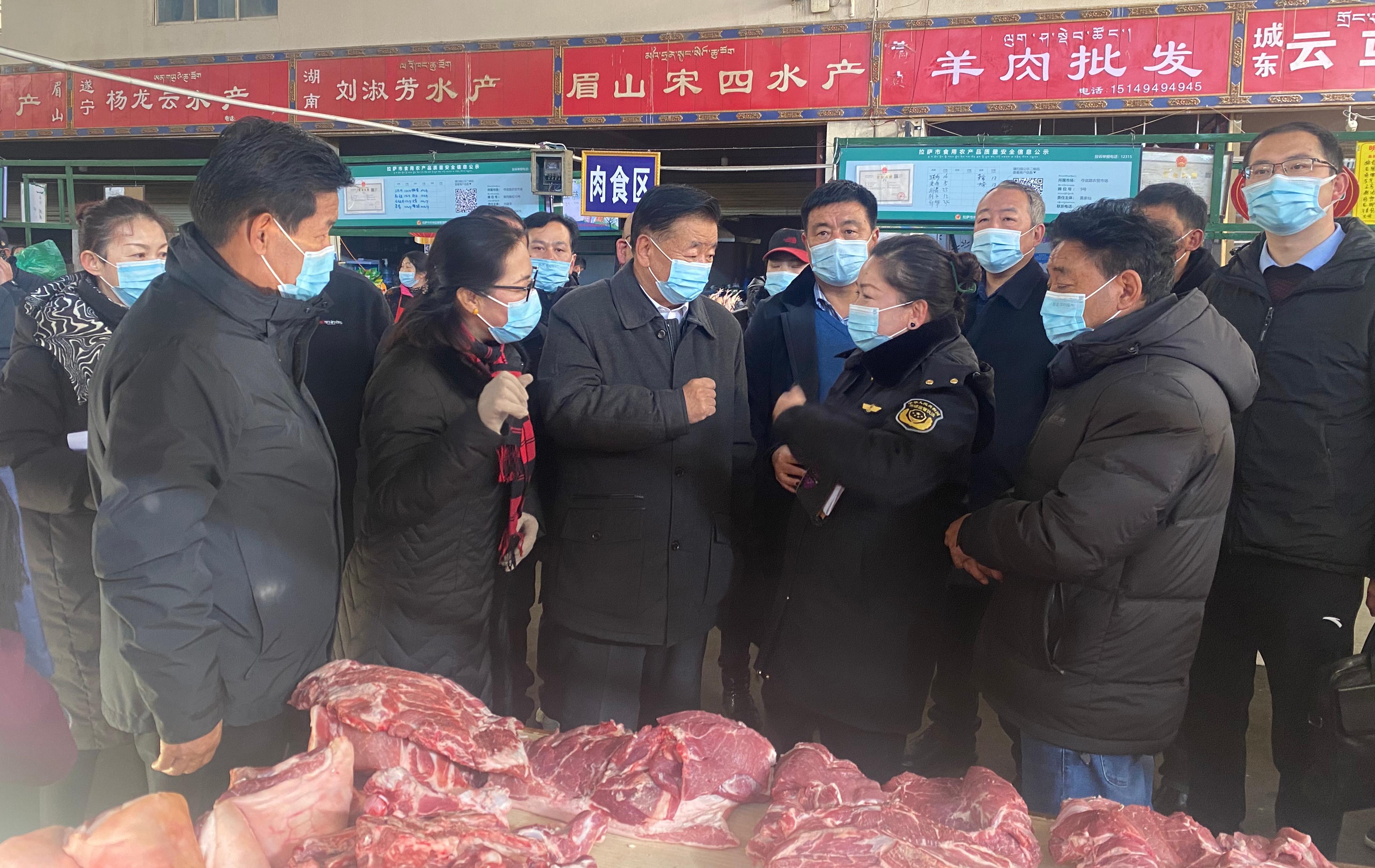 甲热·洛桑丹增先后来到拉萨市市场监管局夺底路食品检测站,夺底路