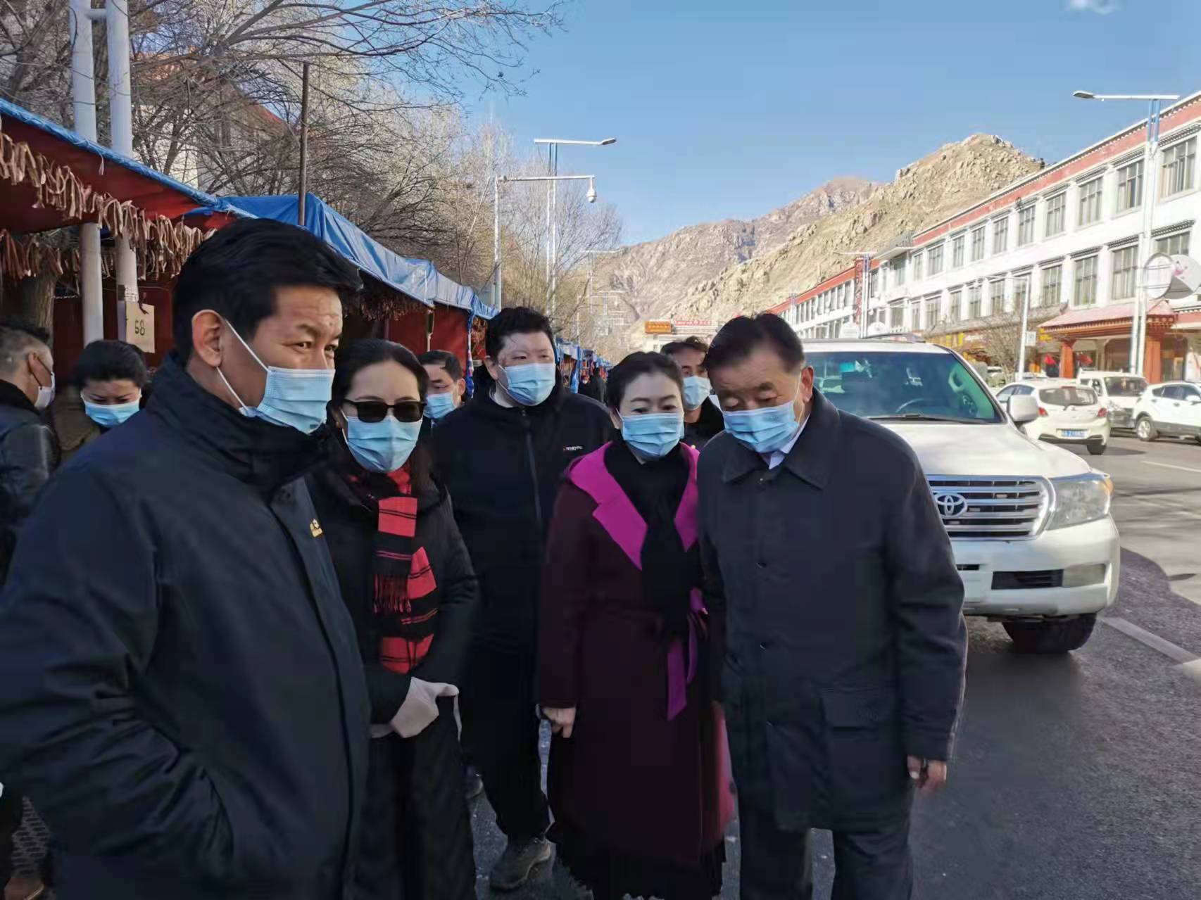 甲热·洛桑丹增先后来到拉萨市市场监管局夺底路食品检测站,夺底路